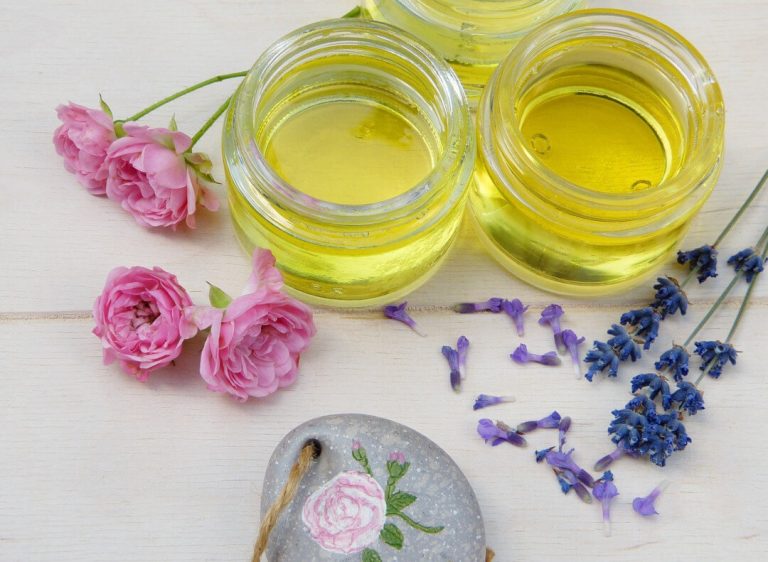 5 Essential Oils for Hair: Benefits and Uses