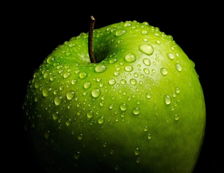 Harnessing the 8 Benefits of Fresh Apple in Homemade Cosmetics